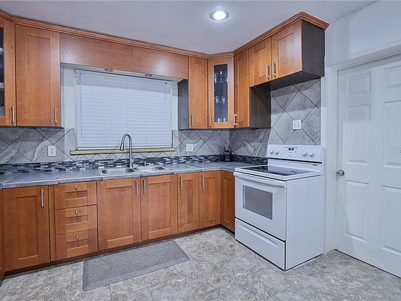 5th image of 210 S Corona Ave