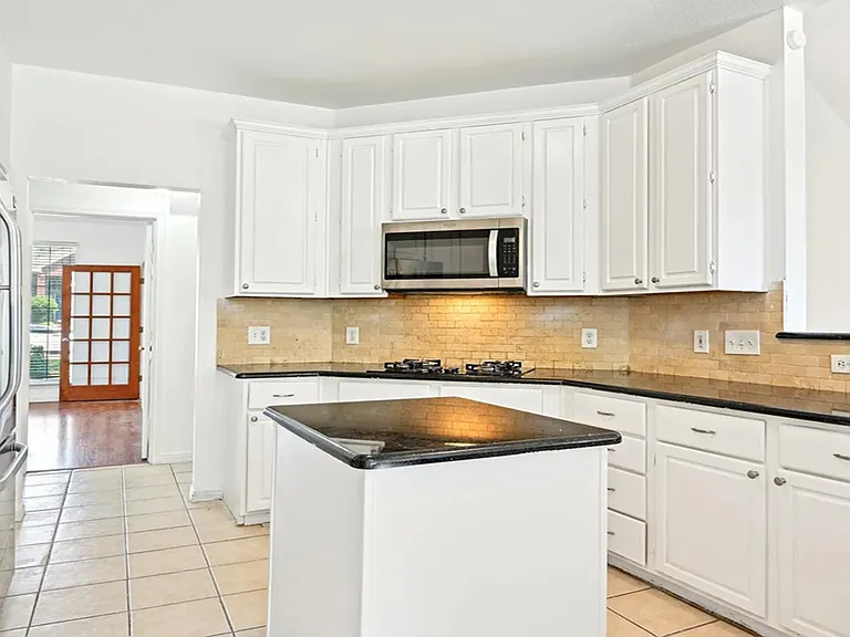 Dampton Dr — Photo 3