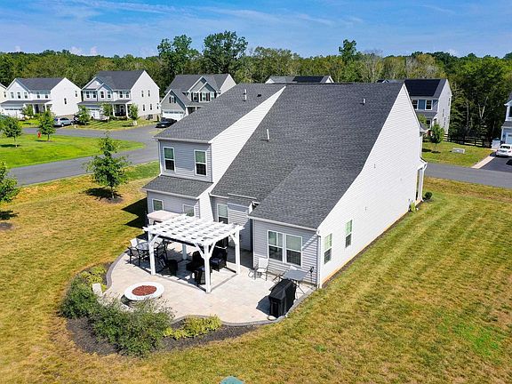 2nd image of 127 Island Hill Rd