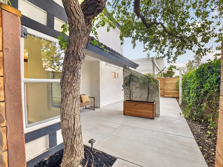 655 W Ontario Ave — Photo 70