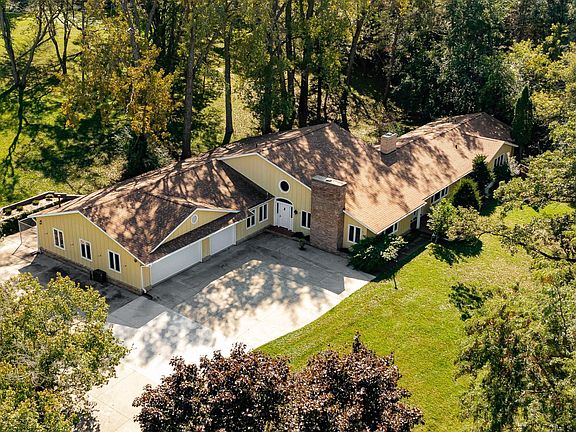 3rd image of 2011 Merrihills Dr SW