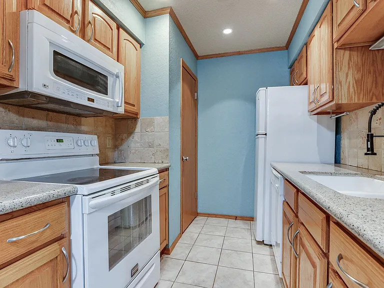 6060 Nw Expy #C — Photo 15