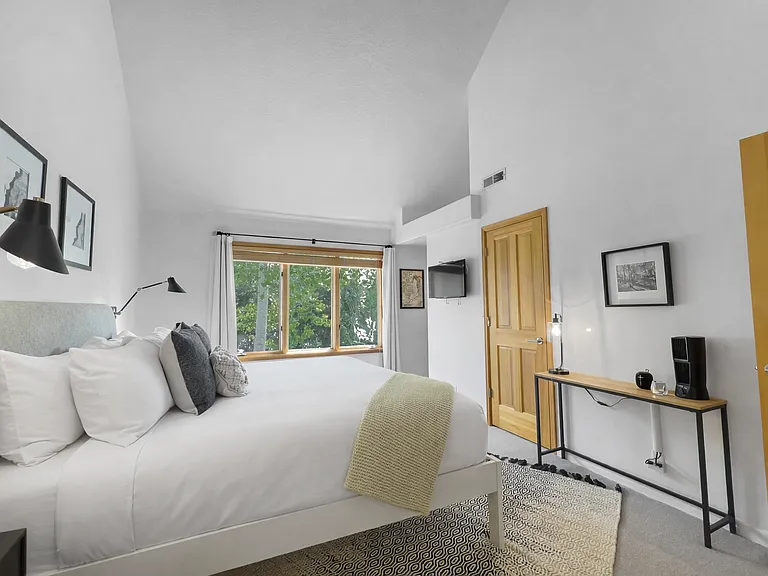 2480 Deer Lake Dr #1-B — Photo 8