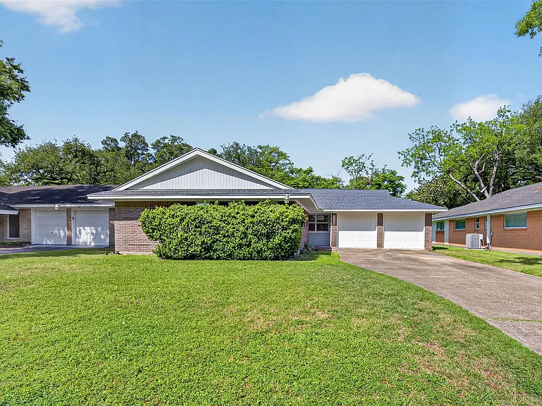 11226 Huggins Dr — Photo 3
