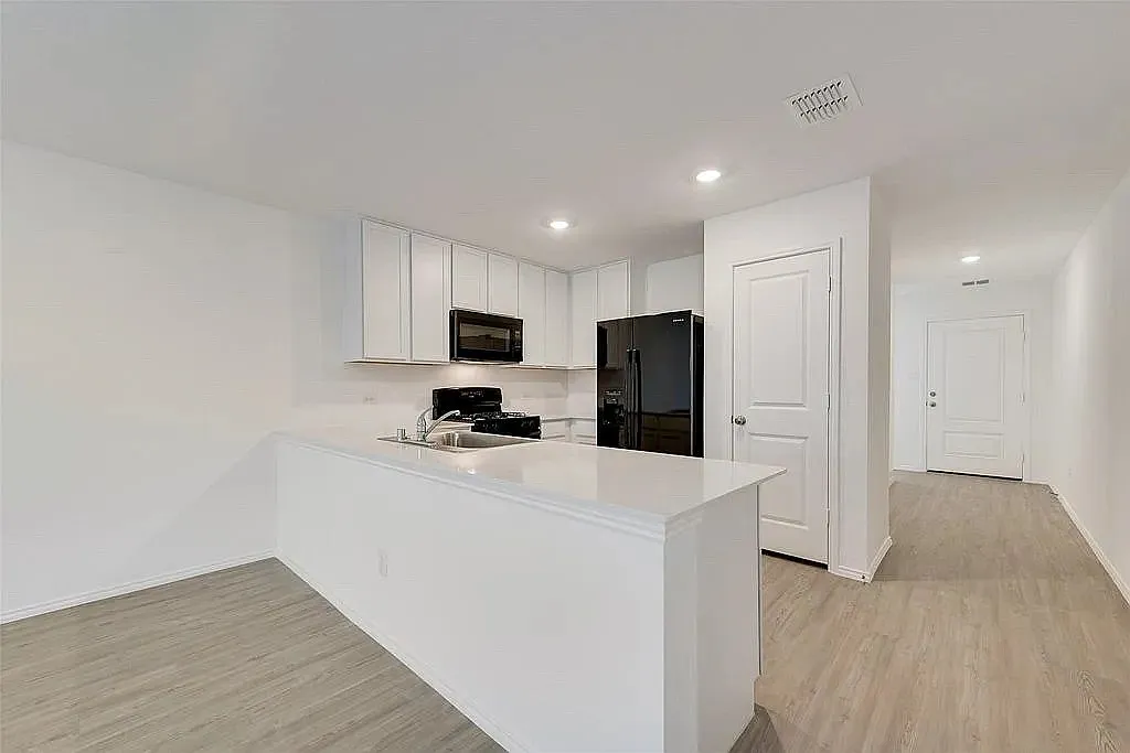 3 bed, 1402 sqft, $2,299 — Photo 3
