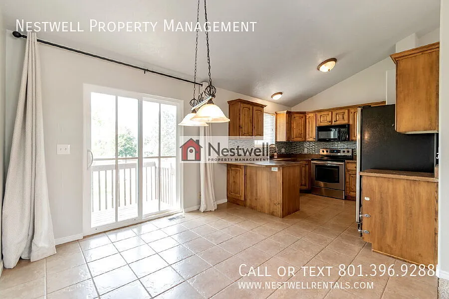 Gorgeous 4-bed Home in Herriman — Photo 2
