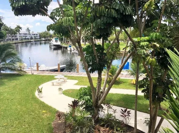 455 Golden Isles Dr APT 203, Hallandale, FL 33009