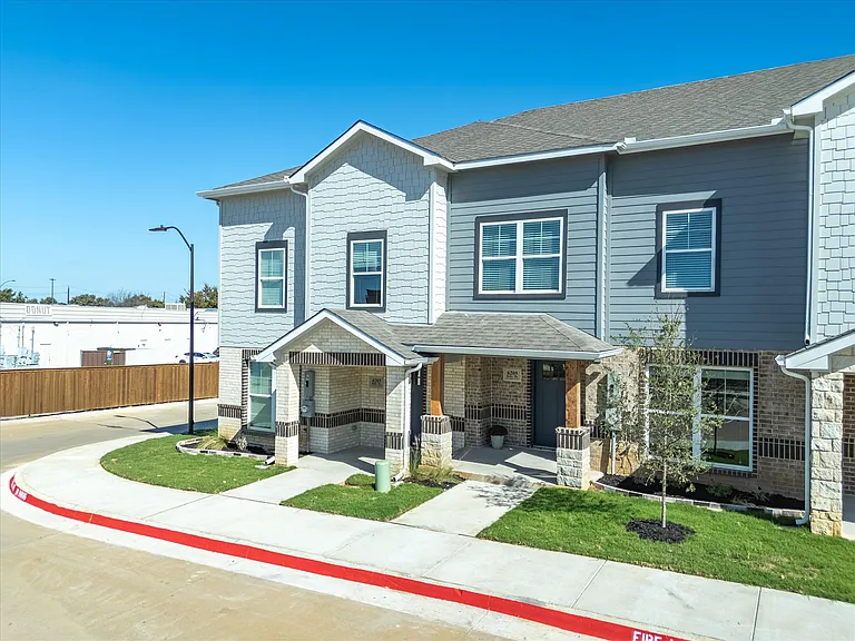 6233 Roby Dr — Photo 24
