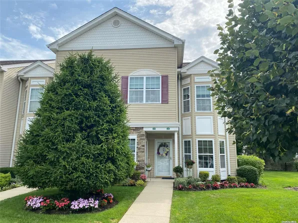 319 Spring Drive #319, East Meadow, NY 11554