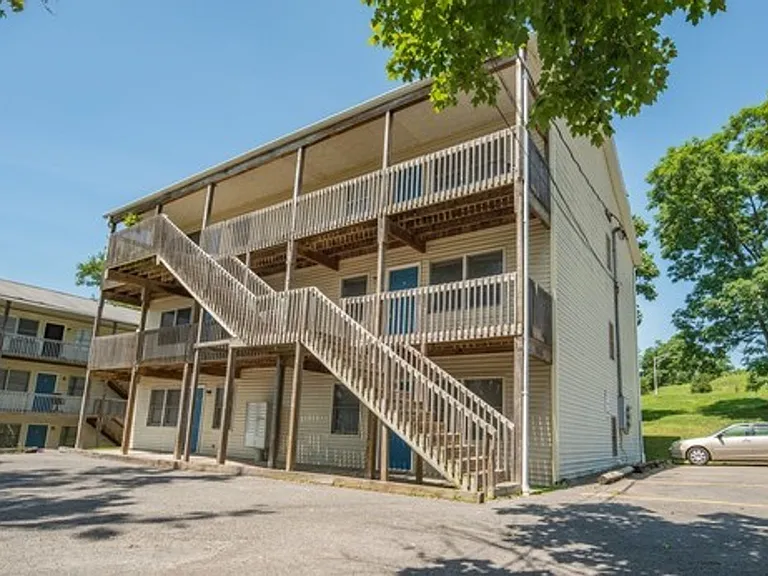 2858 University Ave — Photo 43