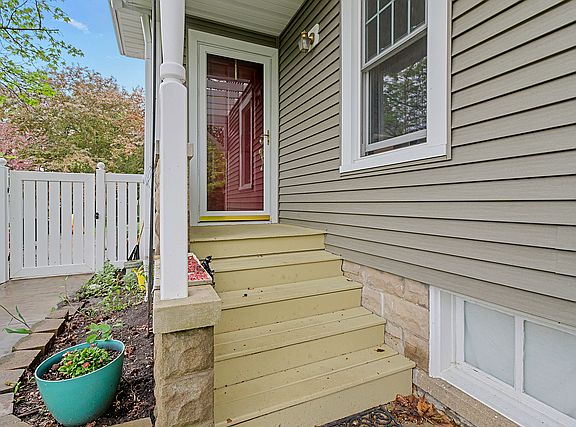 4th image of 202 S John St