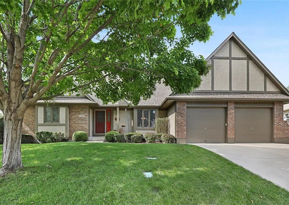 1st image of 1087 NE Greenwood Ct