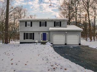 9201 Old Meadow Dr, Chagrin Falls, OH 44023