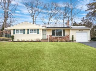 15 Cloister St, Hauppauge, NY 11788