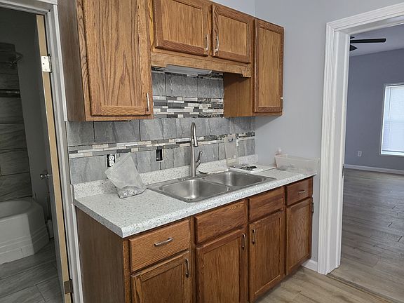 5th image of 605 W Grove St #1