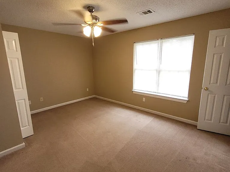 121-123 Mario Cir — Photo 9