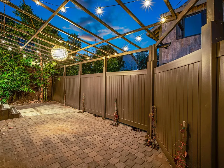2256 Wellesley Ave — Photo 28
