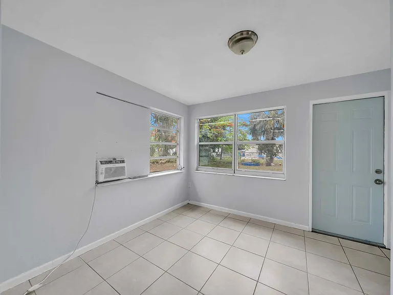 1527 Gardenia Ave — Photo 17