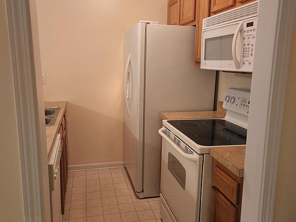 3rd image of 1990 Oakhurst Dr #B