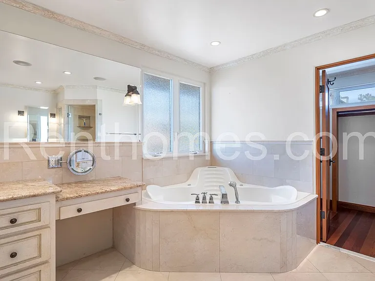 2940 Columbia St — Photo 45