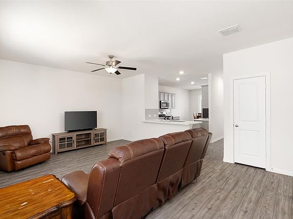 3rd image of 449 Catalpa Dr