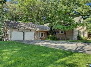 7 Commanche Trl, Oakland, NJ 07436