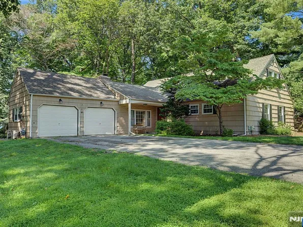 7 Commanche Trl, Oakland, NJ 07436