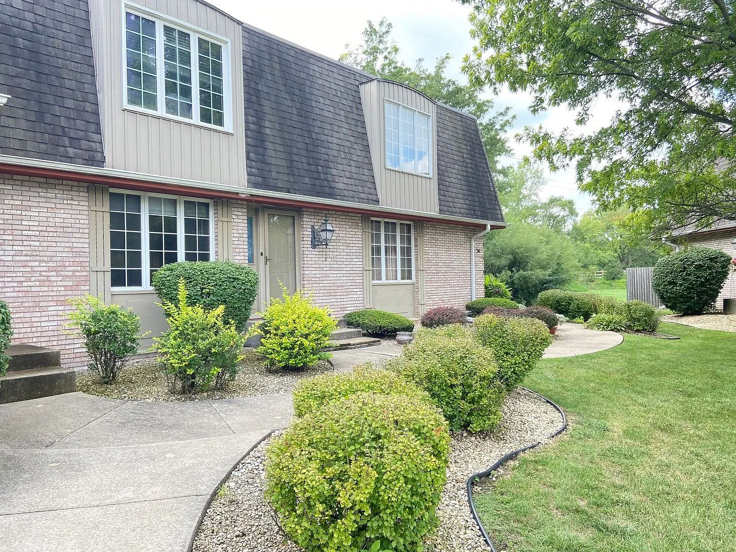 Spacious and beautifully updated, this 2-bedroom, 1.5 bath 2 story 1250 ft. condo — Photo 2