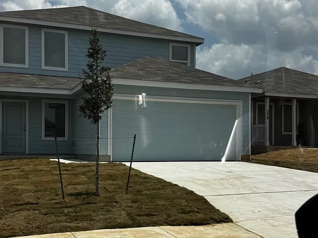 4 bed, 2.5 bath, 2090 sqft, $1,950 — Photo 2