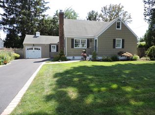 15 Walker Ave, Syosset, NY 11791