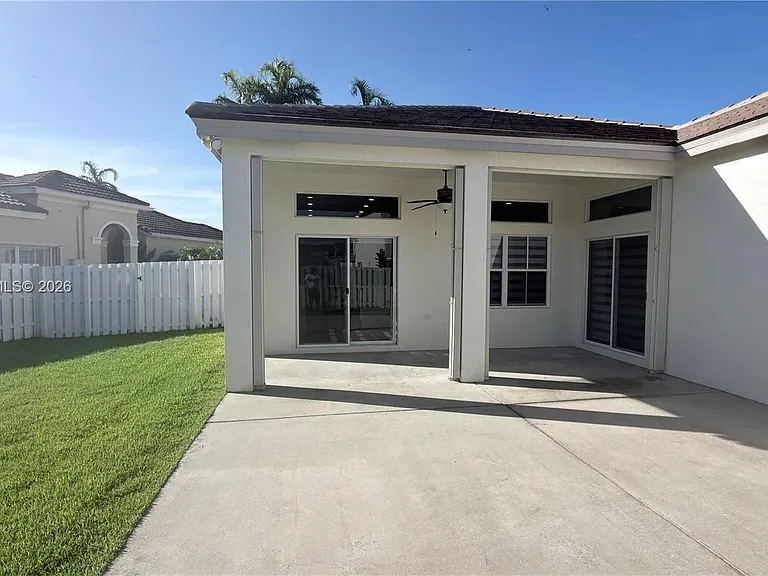 692 Maplewood Ct — Photo 17