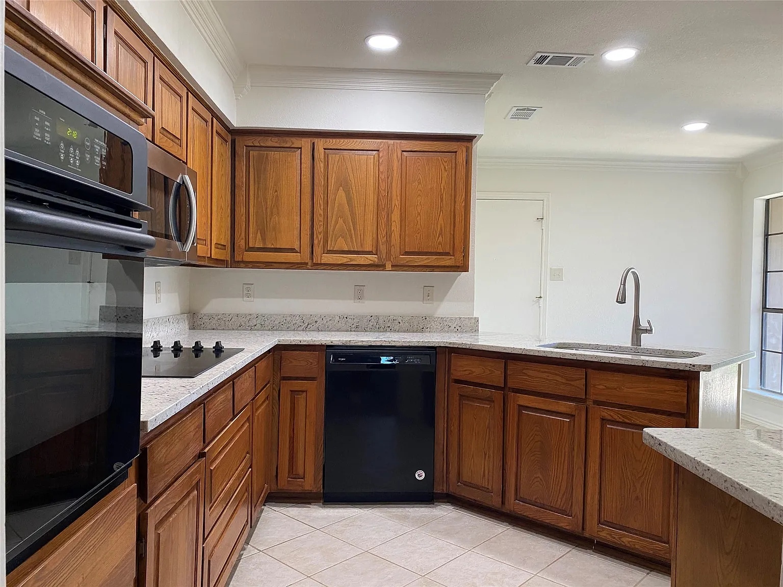 3 bed, 2.0 bath, 1586 sqft, $2,400 — Photo 4