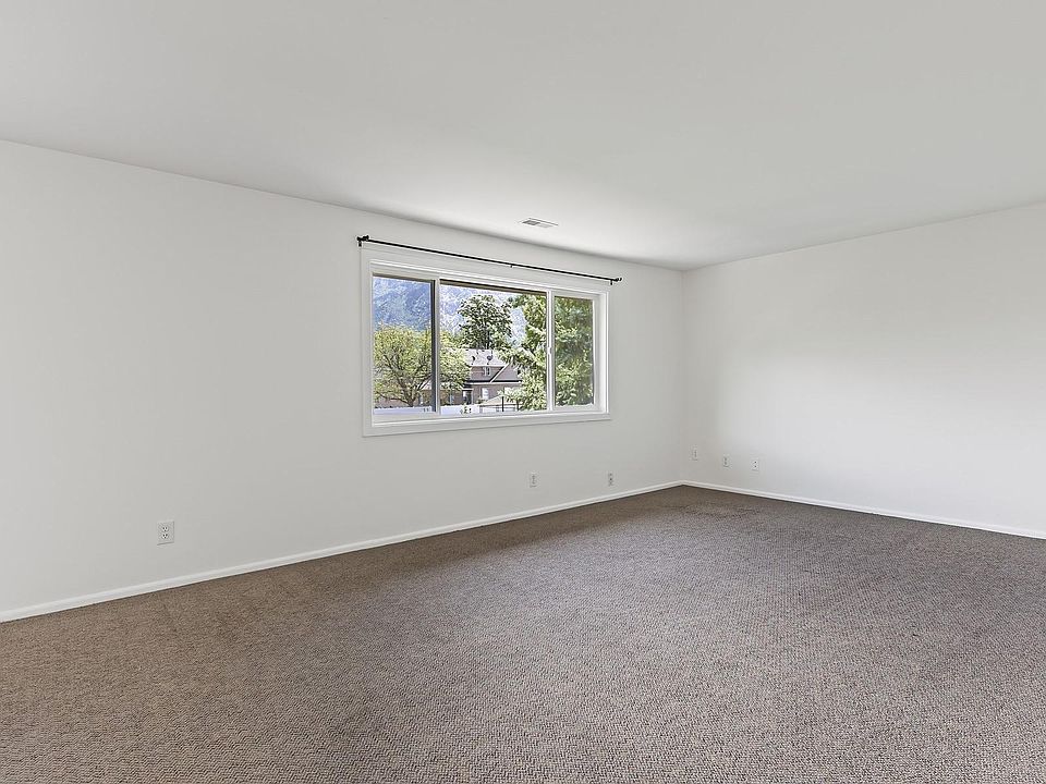 Living Room with lovely Mountain View