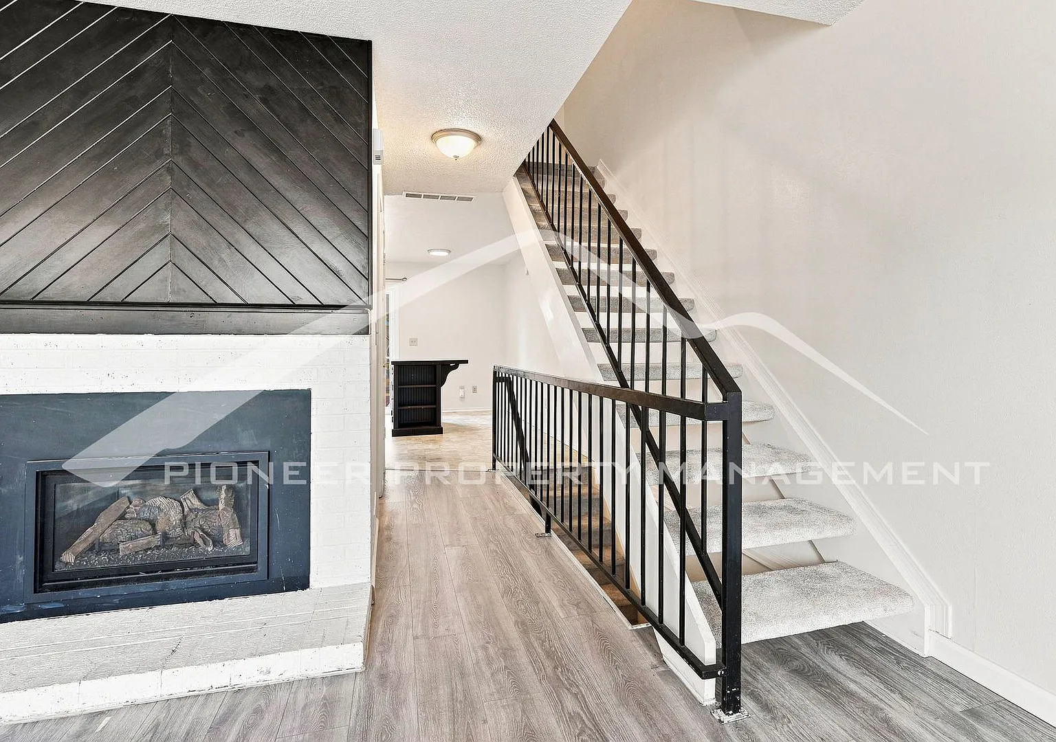 Spacious Townhouse with Central AC and Washer/Dryer — Photo 4