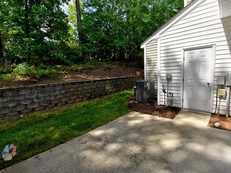 314 Canyon Lake Cir — Photo 33