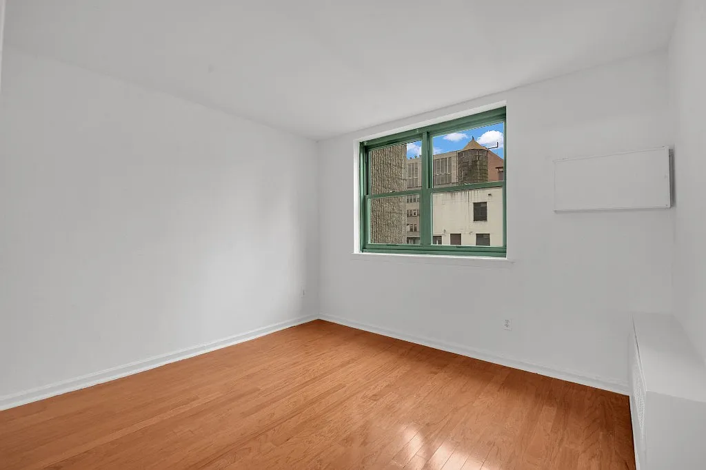 Building Photo - 210 E 22nd St #1L