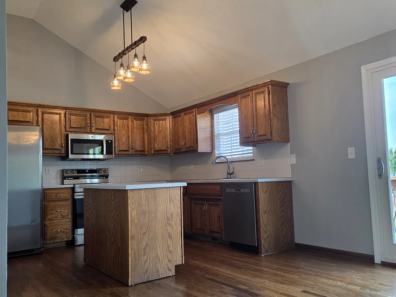 201 Porter Dr — Photo 2