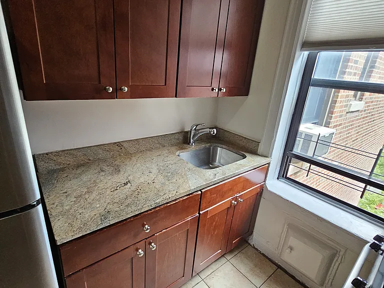 2106 33rd St #D5 — Photo 2