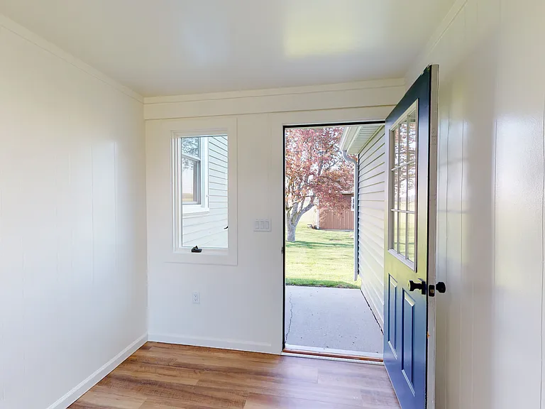 370 E Jefferson St — Photo 14
