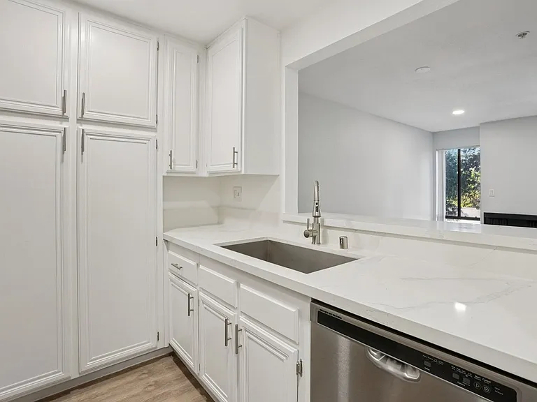 315 Virgil — Photo 32