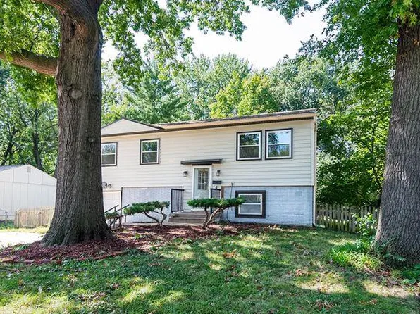 9930 England Dr, Overland Park, KS 66212