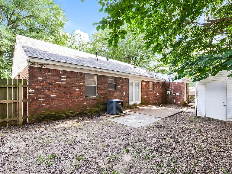 2154 Ashland Dr — Photo 18