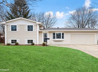 138 Dartmoor Dr, Crystal Lake, IL 60014