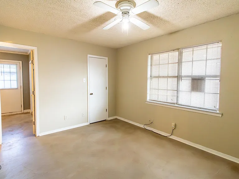 1303 Mockingbird St — Photo 13