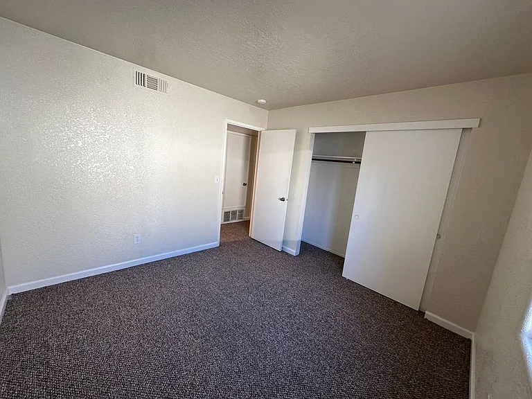 312 N Riverside Dr — Photo 15