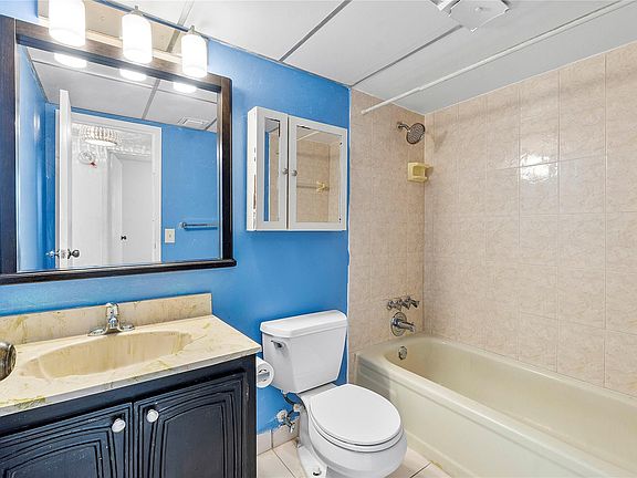 5th image of 2811 Somerset Drive #209