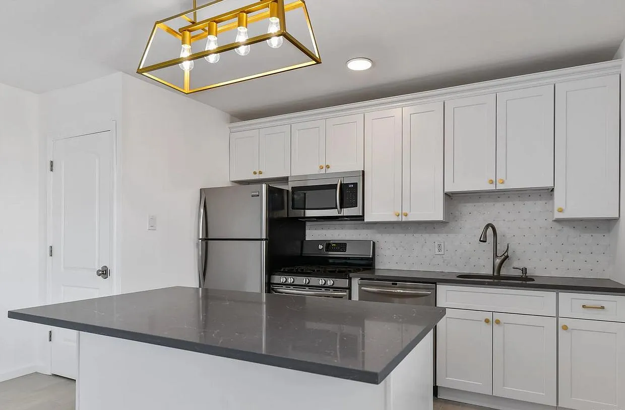 7252 Metropolitan Ave APT 3A photo 1