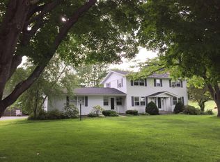 2 Palomino Dr, Pittsfield, MA 01201