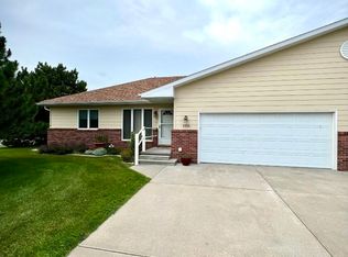 5525 Parklane Dr, Kearney, NE 68847