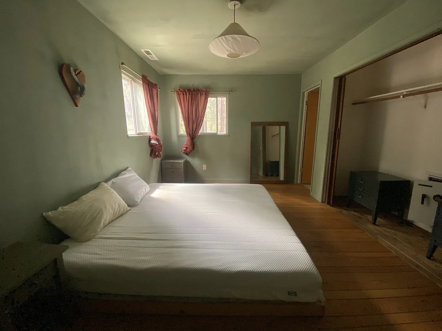 5 bed, 2524 sqft, $1,370 — Photo 2